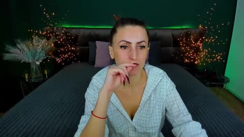 Snapshot of rebecca_diamonds chatting on February 6, 6:40 am rebecca_diamonds online show from February 6, 6:40 am