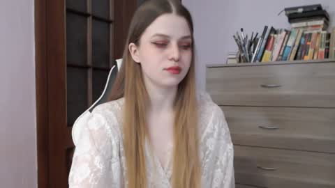 Snapshot of redhead_rabbit chatting on December 14, 2:44 am Lily online show from December 14, 2:44 am