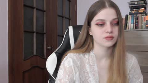 Snapshot of redhead_rabbit chatting on February 3, 2:14 am Lily online show from February 3, 2:14 am