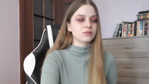 Snapshot of redhead_rabbit chatting on January 9, 5:34 am Lily online show from January 9, 5:34 am