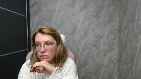 Snapshot of reginasmilee chatting on February 23, 4:02 pm Regina online show from February 23, 4:02 pm