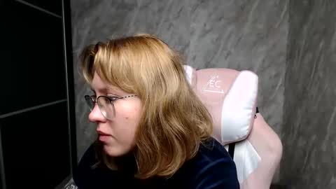Snapshot of reginasmilee chatting on March 6, 2:41 am Regina online show from March 6, 2:41 am