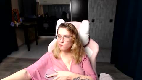 Snapshot of reginasmilee chatting on September 12, 5:09 am Regina online show from September 12, 5:09 am