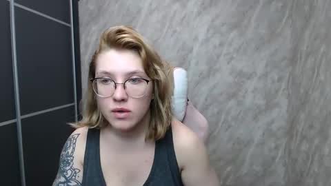 Snapshot of reginasmilee chatting on February 16, 2:43 pm Regina online show from February 16, 2:43 pm