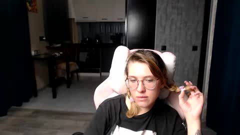 Snapshot of reginasmilee chatting on September 19, 1:32 am Regina online show from September 19, 1:32 am