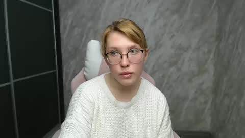 Snapshot of reginasmilee chatting on February 20, 3:30 pm Regina online show from February 20, 3:30 pm