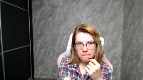 Snapshot of reginasmilee chatting on March 9, 2:39 am Regina online show from March 9, 2:39 am