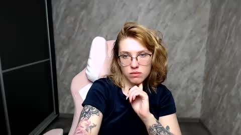 Snapshot of reginasmilee chatting on March 7, 2:46 am Regina online show from March 7, 2:46 am