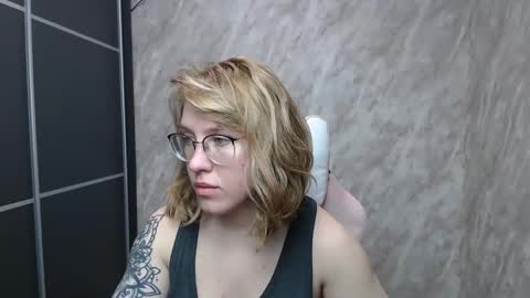 Snapshot of reginasmilee chatting on February 15, 12:11 pm Regina online show from February 15, 12:11 pm