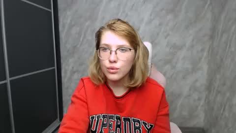 Snapshot of reginasmilee chatting on February 19, 6:32 pm Regina online show from February 19, 6:32 pm
