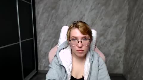 Snapshot of reginasmilee chatting on March 12, 1:40 pm Regina online show from March 12, 1:40 pm