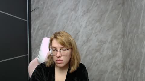 Snapshot of reginasmilee chatting on February 27, 6:13 am Regina online show from February 27, 6:13 am