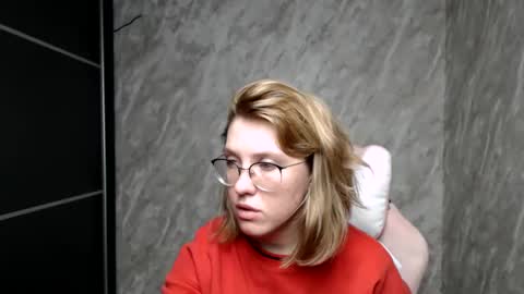 Snapshot of reginasmilee chatting on March 5, 6:12 am Regina online show from March 5, 6:12 am