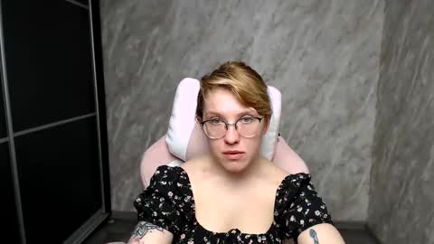 Snapshot of reginasmilee chatting on March 10, 6:16 am Regina online show from March 10, 6:16 am