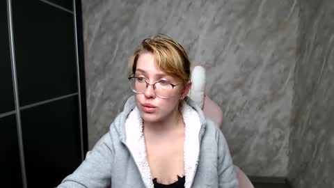 Snapshot of reginasmilee chatting on March 12, 5:28 pm Regina online show from March 12, 5:28 pm