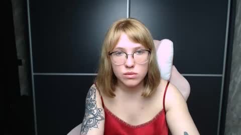Snapshot of reginasmilee chatting on February 10, 7:04 am Regina online show from February 10, 7:04 am