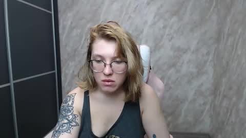Snapshot of reginasmilee chatting on February 16, 5:59 pm Regina online show from February 16, 5:59 pm