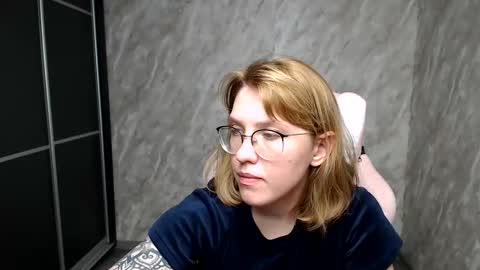 Snapshot of reginasmilee chatting on March 6, 5:57 am Regina online show from March 6, 5:57 am