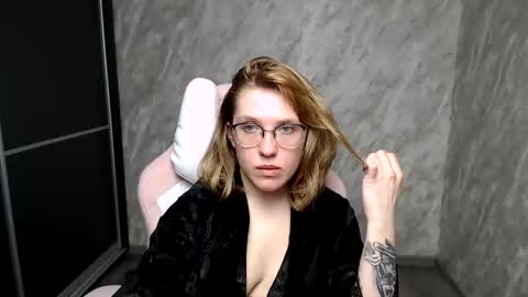 Snapshot of reginasmilee chatting on March 7, 6:35 am Regina online show from March 7, 6:35 am