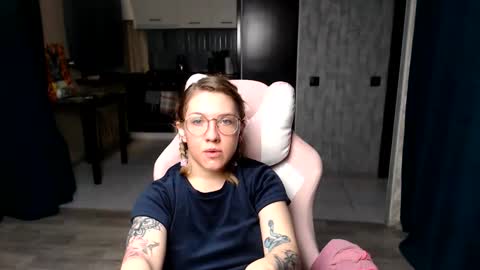 Snapshot of reginasmilee chatting on September 15, 1:18 am Regina online show from September 15, 1:18 am