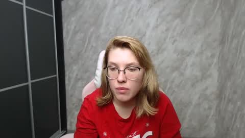 Snapshot of reginasmilee chatting on March 2, 4:42 pm Regina online show from March 2, 4:42 pm