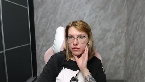 Snapshot of reginasmilee chatting on February 21, 3:12 am Regina online show from February 21, 3:12 am