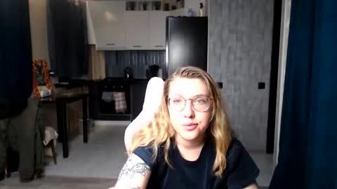 Snapshot of reginasmilee chatting on September 16, 1:18 am Regina online show from September 16, 1:18 am