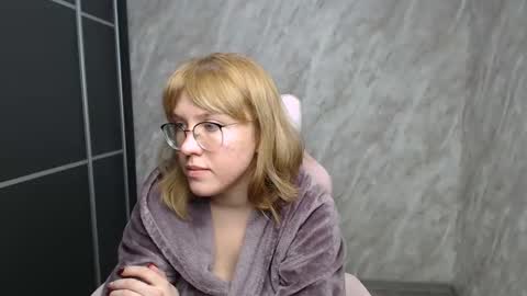 Snapshot of reginasmilee chatting on February 20, 7:01 am Regina online show from February 20, 7:01 am