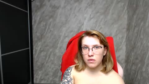 Snapshot of reginasmilee chatting on March 5, 10:33 am Regina online show from March 5, 10:33 am