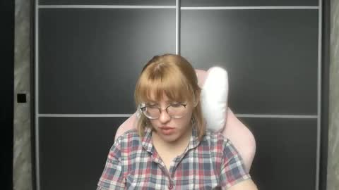 Snapshot of reginasmilee chatting on February 7, 9:47 am Regina online show from February 7, 9:47 am