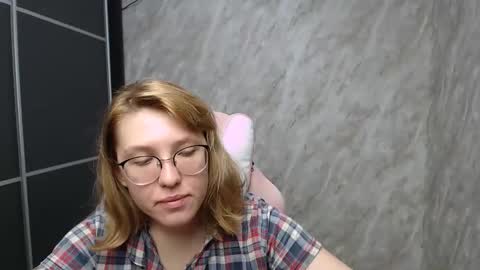 Snapshot of reginasmilee chatting on March 2, 10:35 am Regina online show from March 2, 10:35 am