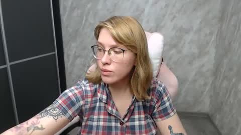 Snapshot of reginasmilee chatting on March 2, 1:38 pm Regina online show from March 2, 1:38 pm