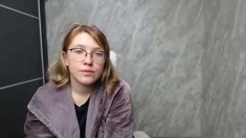 Snapshot of reginasmilee chatting on February 22, 8:07 am Regina online show from February 22, 8:07 am