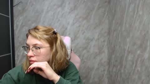 Snapshot of reginasmilee chatting on February 24, 3:02 am Regina online show from February 24, 3:02 am