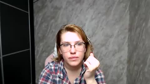 Snapshot of reginasmilee chatting on March 8, 2:34 am Regina online show from March 8, 2:34 am