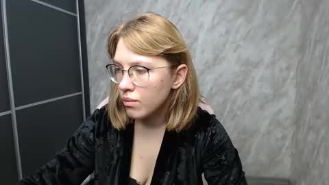Snapshot of reginasmilee chatting on February 28, 2:42 am Regina online show from February 28, 2:42 am