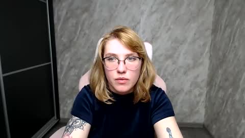 Snapshot of reginasmilee chatting on March 6, 11:47 am Regina online show from March 6, 11:47 am