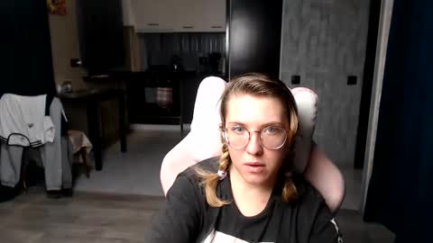 Snapshot of reginasmilee chatting on September 18, 1:31 am Regina online show from September 18, 1:31 am