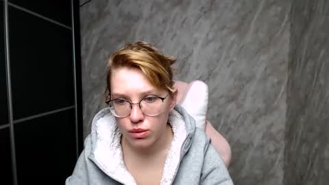 Snapshot of reginasmilee chatting on March 12, 2:52 am Regina online show from March 12, 2:52 am