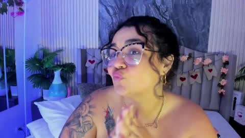 reginavegaa online show from February 25, 3:42 pm