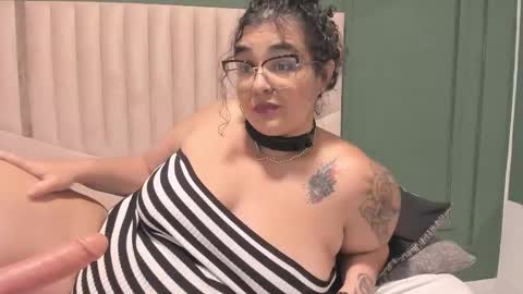 reginavegaa online show from February 10, 2:37 pm