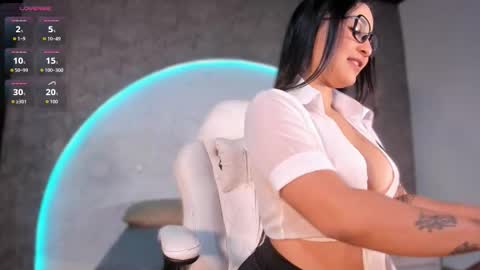 reiinachloe online show from October 29, 5:25 pm