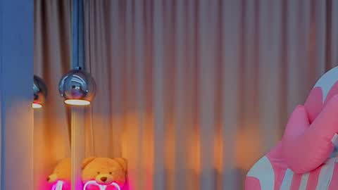 reina cummings online show from October 18, 7:34 am