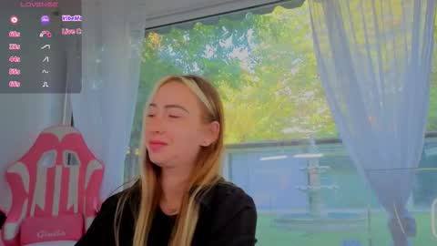 Snapshot of reina_cummings chatting on September 15, 6:15 am reina cummings online show from September 15, 6:15 am
