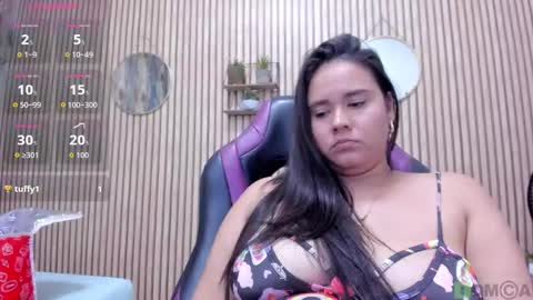 reina_loren online show from March 13, 4:05 am