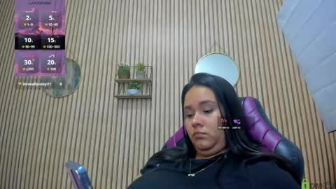 reina_loren online show from May 13, 6:23 am