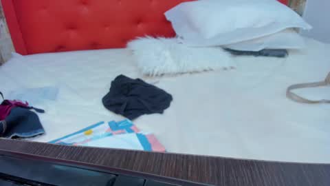 Snapshot of reina_loren chatting on December 23, 6:15 pm reina_loren online show from December 23, 6:15 pm