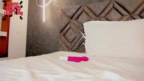 Snapshot of renata_cruz_ chatting on February 17, 2:49 pm Renata 3 online show from February 17, 2:49 pm