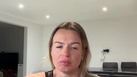 riana894237 online show from April 8, 8:56 pm