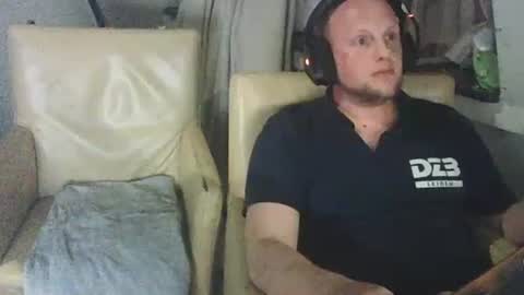 richardd110011 online show from May 9, 8:37 pm